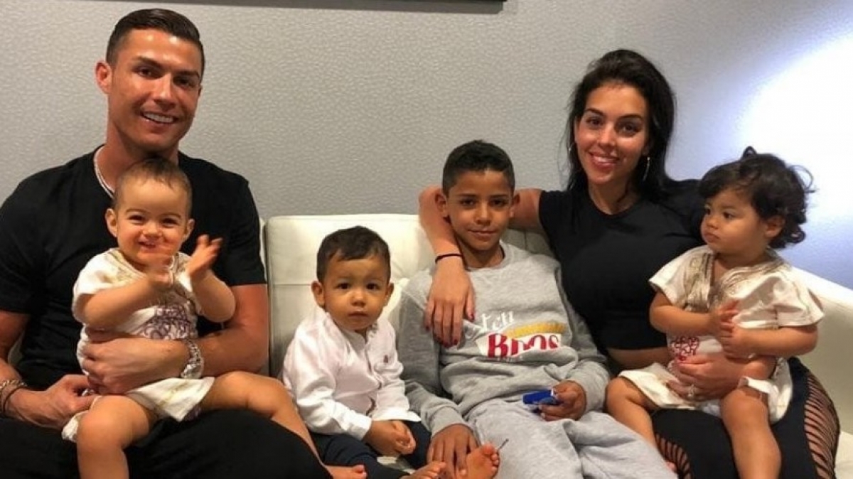 Gia đình hạnh phúc của Ronaldo